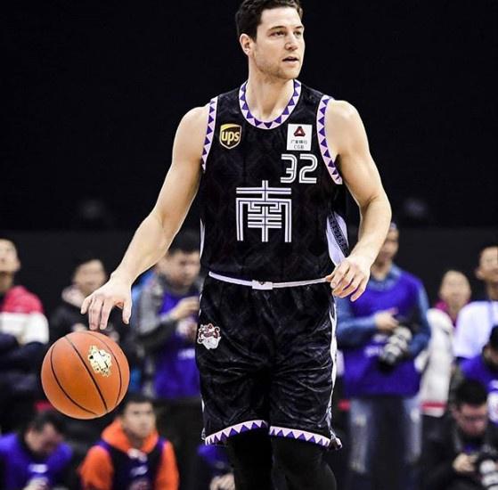 犹他爵士发布备战花絮，冲刺阶段内部沟通，CBA常规赛任务艰巨，训练强度明显提升的简单介绍