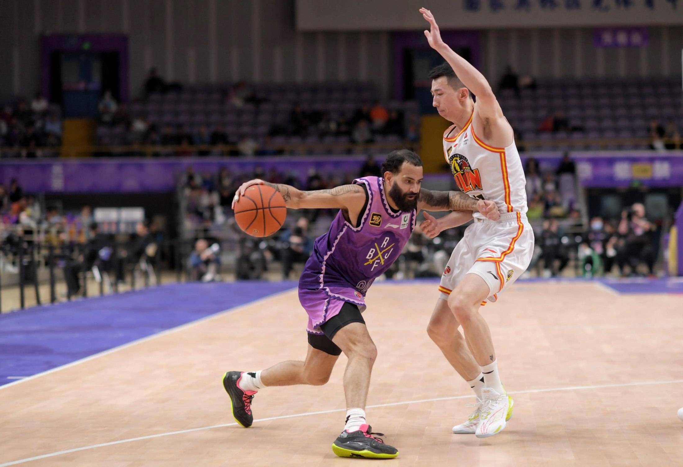 关于冲刺阶段体能课后；山东男篮调整名单备战NBA总决赛；更衣室稳定；身体对抗强度拉满的信息