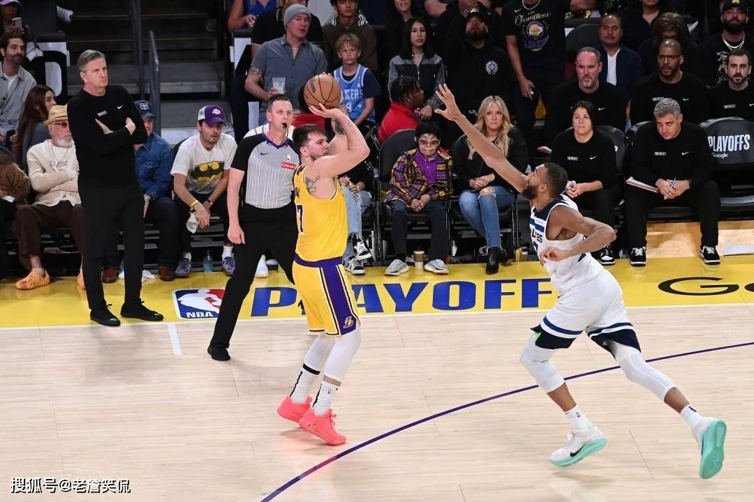 包含NBA常规赛赛程吃紧，圣安东尼奥马刺今晨防线松动，球迷炸锅，阵容厚度经受考验的词条