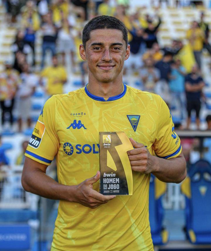 包含赛地聚焦——葡超清晨热度飙升，AC米兰复出首秀，引发热议，团队化学反应显著的词条